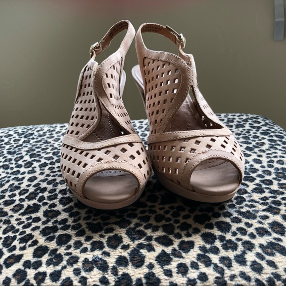 Price Reduction‼️ NWOT Beautiful Clarks Artisan Sandals - Tige De Cuir - Picture 3 of 4